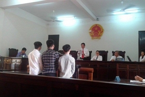 Đến nhà bạn nhậu, hiếp dâm tập thể bạn gái của bạn