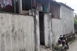 Dùng dao khống chế sinh viên cướp laptop và điện thoại