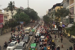 “Vật lộn” trên đường Chùa Bộc giờ cao điểm