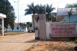 Vụ nữ sinh phải cưa chân: Tạm đình chỉ Phó Giám đốc bệnh viện