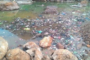 Tập đoàn Hoàng Phát Vissai đổ phế thải xi măng gây hại môi trường?