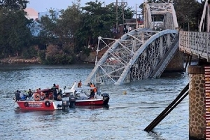 Vụ sập cầu Ghềnh: Thiệt hại rất lớn, ai phải bồi thường?