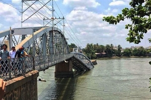 Vụ sập cầu Ghềnh: Tàu thủy có tải trọng dưới 400 tấn đã được phép đi qua