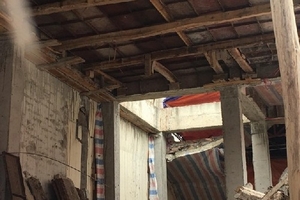 Sống giữa trung tâm Hà Nội nhưng không có lối ra vào nhà