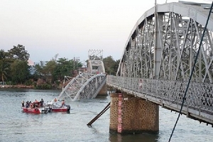 Khởi tố 2 lái tàu  vụ xà lan đâm sập cầu Ghềnh