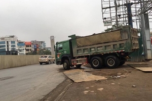 "Hung thần" chạy vào giờ cấm, bốc dỡ hàng dọc đường: CSGT đội 6 "bất lực"?