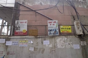 Hà Nội ngập “rác” quảng cáo trên các tuyến phố