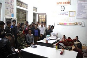 Nữ sinh 14 tuổi tử vong, người nhà mang thi thể vây bệnh viện