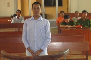 Sang hàng xóm xin trái cây, hiếp dâm bé gái