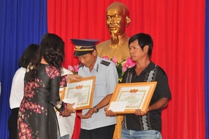 Khen thưởng các cá nhân, tập thể báo tin trong vụ sập cầu Ghềnh