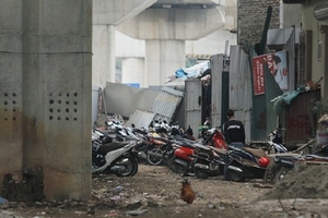 Ngang nhiên chiếm dụng gầm đường sắt trên cao làm bãi gửi xe