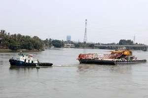 Trục vớt phần cầu Ghềnh bị sập