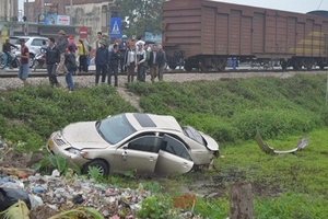 Qua đường ngang, ôtô bị tàu hỏa tông bay xuống ruộng