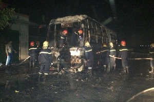 Xe khách 54 chỗ bị thiêu rụi khi đang đỗ ở cảng cá Cửa Sót