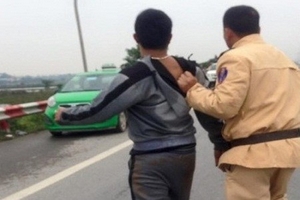 CSGT bắt giữ đối tượng mang dao đi cướp xe taxi