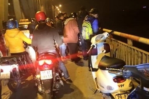 Bỏ lại xe máy cùng ảnh bạn gái, nam thanh niên nhảy cầu tự tử