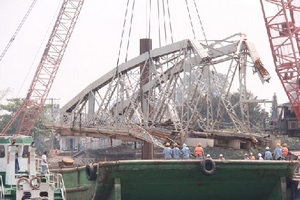 "Cắt ngọn" và trục vớt thành công nhịp 2, 3 của cầu Ghềnh