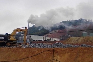 Ô nhiễm vì nhà máy chưa hoàn thành vẫn xử lý rác
