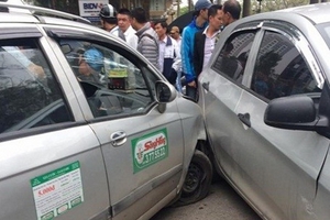 Hà Nội: Taxi chạy tốc độ cao gây tai nạn liên hoàn trên phố