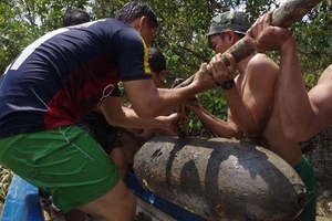 Đi mò cá phát hiện bom nặng hơn 300kg