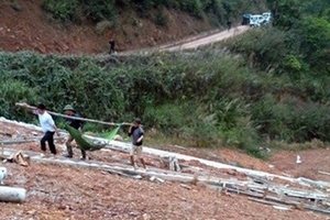 Lạng Sơn: Xe khách bẹp dúm dưới vực sâu, 11 người thương vong