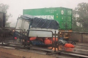 Hà Nội: Tai nạn kinh hoàng, đầu xe tải nát bét trên đường vành đai 3