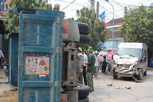 Xe khách nát đầu sau khi đâm lật xe tải