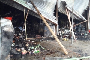 Tiệm tạp hóa cháy rụi trong đêm, 3 người thoát chết