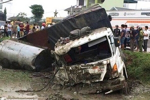 Va chạm giữa hai xe tải, 4 người bị thương nặng