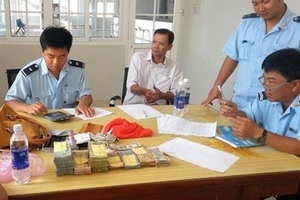 Vận chuyển trên 500 triệu đồng trái phép qua biên giới đánh bạc