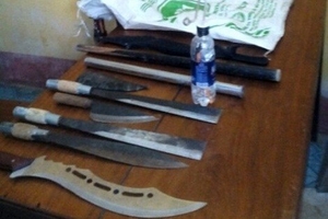 Tàng trữ hung khí và ma túy trên xe ô tô