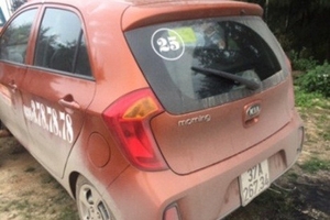 Tài xế taxi chết bên vệ đường với nhiều vết đâm