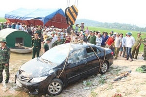 Ô tô lao xuống hồ, 2 người chết thảm