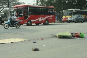 Hà Nội: Người phụ nữ tử vong dưới gầm container