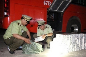 Bắt quả tang xe giường nằm vận chuyển 1.300 gói thuốc lá lậu