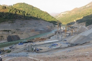 Ống thép công trường thủy điện rơi vào đầu, mẹ chết con nguy kịch