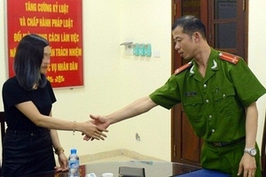 Công an bị tố nhổ nước bọt xin lỗi công khai