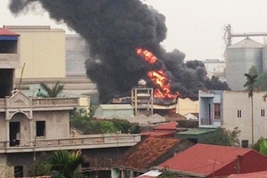 Hà Nam: Công ty sản xuất nhựa chìm trong biển lửa