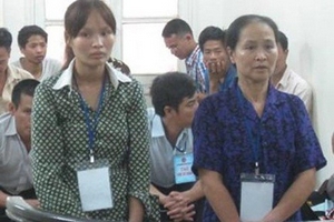 Mẹ chồng nàng dâu thi nhau làm nhục hàng xóm