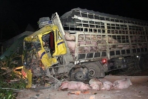 Xe tải đâm vào đuôi xe khách 3 người thương vong