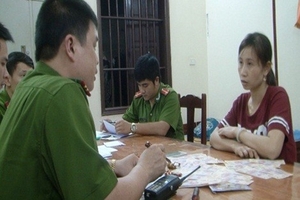 Bắt quả tang đối tượng lưu hành tiền giả tại lễ hội Đền Hùng