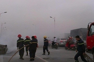 Xe máy chở hàng bốc cháy ngùn ngụt trên cầu Vĩnh Tuy
