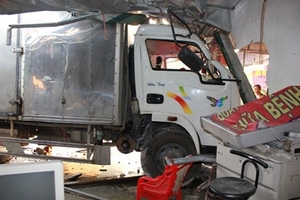 Xe tải gây tai nạn liên hoàn khiến hai người nguy kịch