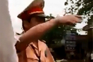 Cảnh sát giao thông nổ súng, quật ngã thanh niên cầm 2 con dao