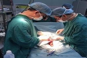 Nối “của quý” cho bé trai 3 tuổi bị chú ruột cứa đứt