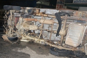 Xe tải lật nghiêng, bốc cháy dữ dội sau tai nạn