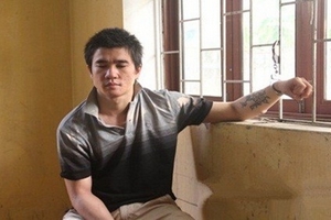 “Ngáo đá” đập phá đồ đạc, cầm dao cố thủ trong phòng