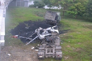 Huế: Tài xế mất lái, xe lao xuống cầu Dã Viên