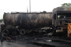 Container và xe bồn bốc cháy dữ dội, tài xế thoát nạn