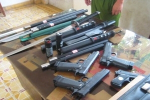 Bắt giữ vụ vận chuyển hàng chục khẩu súng, kiếm trên ô tô